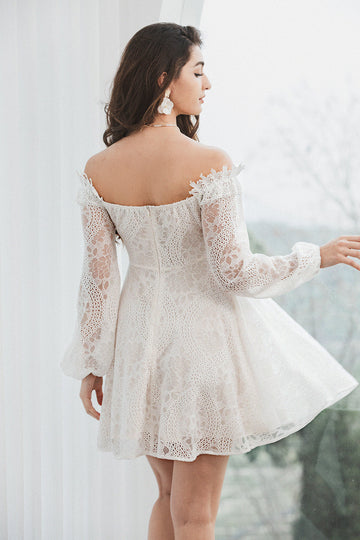 Vestido blanco de encaje con hombros descubiertos y mangas largas